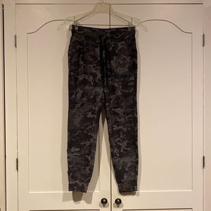 black and gray camo size 6 lululemon joggers